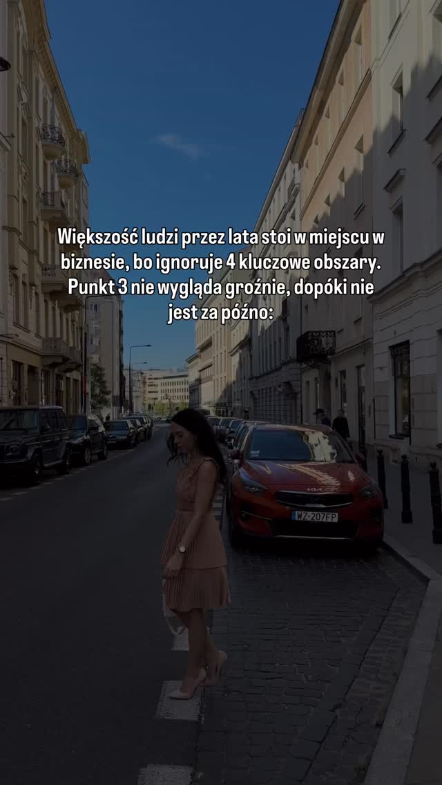 4 kluczowe zasady👇🏻
1. Nie buduj całej infrastruktury zanim nie sprawdzisz czy ktoś w ogóle chce to kupić.
W biznesie najważniejsza jest sprzedaż.
Nie strona, nie prezentacja, nie CRM tylko realny przychód.
Wiele osób traci miesiące na „przygotowania”, zamiast jak najszybciej sprawdzić popyt.
Najpierw sprzedaj. Zaplecze buduj w trakcie, razem z pierwszymi klientami. To oszczędza czas, pieniądze i energię na rzeczy, których rynek może w ogóle nie potrzebować.
2. Mocna marka osobista często daje lepszy zwrot niż reklamy.
To nie działa od razu, ale z czasem daje ogromny efekt.
Jeśli umiesz budować zaufanie i relację z odbiorcami, spada koszt pozyskania klienta, rośnie liczba poleceń, a reputacja zaczyna pracować za Ciebie.
Po pewnym czasie to nie firma „uwiarygadnia” Ciebie tylko Ty uwiarygadniasz firmę swoim nazwiskiem. I to działa przy każdym kolejnym projekcie.
3. Wspólnik może przyspieszyć Twój rozwój o lata, albo cofnąć Cię o lata.
Dlatego wybór wspólnika to jedna z najważniejszych decyzji w biznesie.
Liczy się nie tylko kapitał, ale przede wszystkim zgodność charakterów, standardów pracy i podejścia do odpowiedzialności.
Ktoś, kto wnosi pieniądze lub kontakty, ale nie pasuje do Ciebie operacyjnie, bardzo szybko staje się kosztem.
Kapitał pomaga, ale często oznacza też wpływ na decyzje. Upewnij się, że osoba, z którą budujesz firmę realnie wzmacnia Twój wzrost a nie spowalnia go od środka.
4. Konkurujesz z firmami, które działają systemowo, więc przestań opierać wszystko na sobie.
Najlepsi nie wygrywają dlatego, że pracują więcej godzin.
Wygrywają, bo budują dźwignię: procesy, systemy i ludzi, którzy dowożą wynik bez ich ciągłej obecności.
Zacznij od jednego dobrze poukładanego procesu. Potem go powielaj.
Właśnie tak przechodzi się od „sama wszystko robię” do biznesu, który da się skalować.
Jeśli chcesz wdrożyć to mądrze w swojej firmie skomentuj słowem: „ZASADY”.
Powiem Ci od czego zacząć niezależnie od tego, czy:
👉🏻 nie wiesz czy Twój produkt ma potencjał na rynku,
👉🏻 nie wiesz jak poukładać sprzedaż i ścieżkę klienta tak, żeby naturalnie prowadziła do zakupu (na stronie i w social mediach)
#sprzedaż #biznesonline #kobietawbiznesie