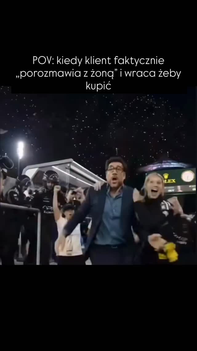 Pamiętam jedną rozmowę sprzedażową, gdzie klient wypowiedział to słynne zdanie.
Ton głosu, przerwa, westchnięcie wszystko wskazywało na to, że właśnie dostałam „eleganckie wyjście z rozmowy”.
Wiesz, to klasyczne:
„Muszę pogadać z żoną”, czyli…
„nie jestem pewien”,
„boję się zainwestować”,
„szukam sposobu, żeby się wycofać”.
Ale zrobiłam to, co robi dobry sprzedawca:
nie naciskasz, tylko pomagasz klientowi nazwać prawdziwą obawę.
Bo najczęściej to nie partner jest problemem - tylko jego brak pewności.
I nagle - dzień później - wraca.
Z uśmiechem.
Z decyzją.
Gotowy kupić.
I wiesz co?
Za każdym razem, gdy to się zdarza, mam ochotę odpalić fajerwerki jak na tym wideo.
Bo to jest ten 1% przypadków, który przypomina jak pięknie nieprzewidywalna potrafi być sprzedaż.
Ludzie nie boją się rozmowy z partnerem.
Ludzie boją się podjąć decyzję, która coś w ich życiu zmieni.
Dlatego najlepsza sprzedaż nie polega na „przekonywaniu”.
Polega na pomaganiu klientowi zrozumieć, dlaczego ta decyzja ma sens - dla niego, nie dla nas.
A gdy to zrobisz - wracają.
Nawet po rozmowie z żoną 😉✨
Chcesz lepiej sprzedawać?
👉🏻 obserwuj @mariolahryszko
👉🏻 obserwuj @mariolahryszko
👉🏻 obserwuj @mariolahryszko
#sprzedaż #psychologiasprzedaży #biznesonline #rozwójosobisty #motywacja