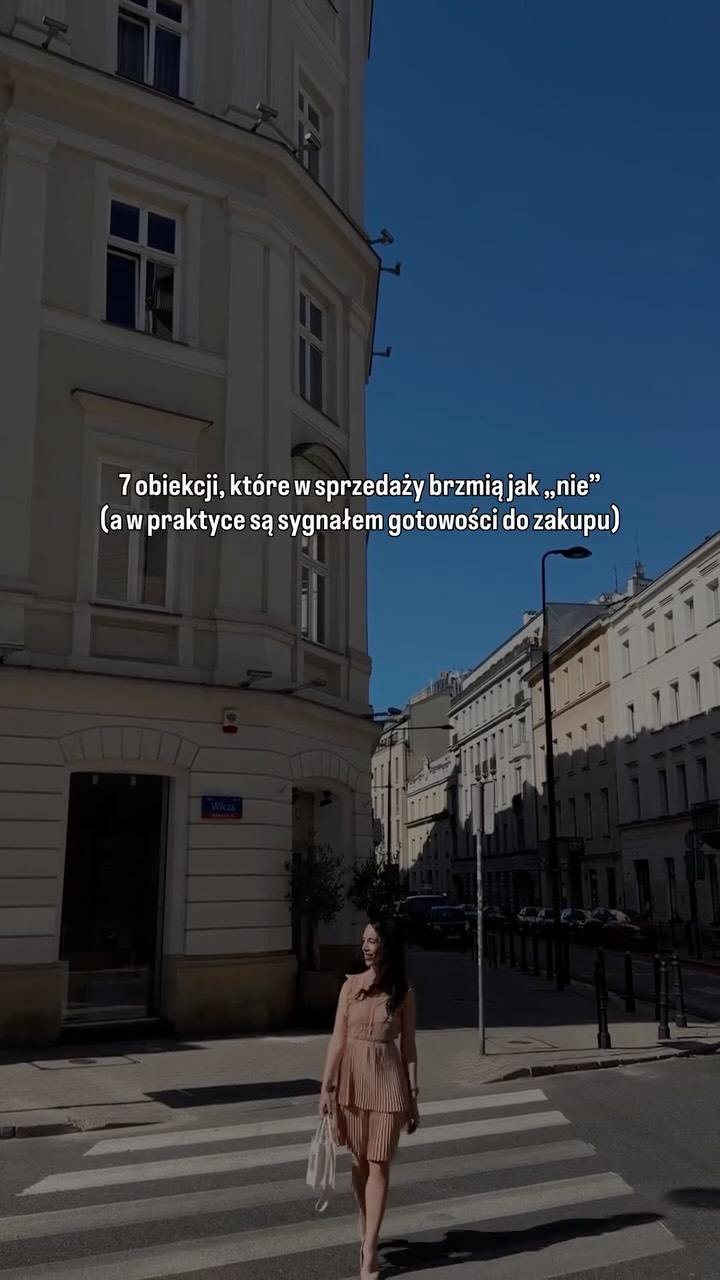 Większość osób gdy słyszy obiekcję od razu myśli:
„Nie są zainteresowani. Nie ma szans na sprzedaż”.

A oto czego nauczyłam się po 17 latach w sprzedaży:

Obiekcje to początek sprzedaży, nie koniec.

Oto 7 obiekcji, które brzmią jak „nie”, a w rzeczywistości są sygnałami zakupowymi:

1) „Muszę się zastanowić.”

Co tak naprawdę mówi klient: „Nie mam 100% pewności, że to zadziała u mnie.”
Co zrobić: Zapytaj, nad czym dokładnie chce się zastanowić. Odnieś się do tej jednej, konkretnej obawy.

2) „Teraz mnie na to nie stać.”

Co tak naprawdę mówi klient: „Boję się, że ta inwestycja mi się nie zwróci.”
Co zrobić: Przeformułuj to jako inwestycję, nie wydatek. Pokaż zwrot z inwestycji.

3) „To nie jest dobry moment.”

Co tak naprawdę mówi klient: „Nie jestem pewien/-na, czy jestem gotowy/-a.”
Co zrobić: Zapytaj, co musiałoby się zmienić, żeby to był dobry moment. Potem pokaż, ile kosztuje czekanie.

4) „Muszę to omówić z partnerem/partnerką.”

Co tak naprawdę mówi klient: „Nie czuję się wystarczająco pewnie, żeby podjąć tę decyzję samodzielnie.”
Co zrobić : Zaproponuj krótką rozmowę wspólnie z partnerem, żeby mogli podjąć świadomą decyzję razem.

5) „Próbowałem/am już programów i nie zadziałały.”

Co tak naprawdę mówi klient: „Boję się, że znów będzie tak samo.”
Co zrobić: Pokaż, czym Twój program się różni. Oprzyj się na dowodach, procesie i przykładach.

6) „A co jeśli nie będę mieć wyników?”

Co tak naprawdę mówi klient: „Boję się, że znowu poniosę porażkę.”
Co zrobić: Znormalizuj ten lęk. Następnie pokaż system wsparcia, który masz żeby zwiększyć szanse na sukces.

7) „Mogę zacząć w przyszłym miesiącu?”

Co tak naprawdę mówi klient: „Chcę tego, ale odwlekam.”
Co zrobić: Zapytaj, co powstrzymuje go/ją przed startem teraz. Potem zaadresuj tę przeszkodę wprost.

Obiekcje rzadko oznaczają „nie” częściej to moment, w którym zaczyna się prawdziwa sprzedaż.

Chcesz się nauczyć lepiej sprzedawać? 
👉🏻 obserwuj @mariolahryszko 
👉🏻 obserwuj @mariolahryszko 
👉🏻 obserwuj @mariolahryszko 

#sprzedaż #biznesonline #psychologiasprzedaży #kobietawbiznesie