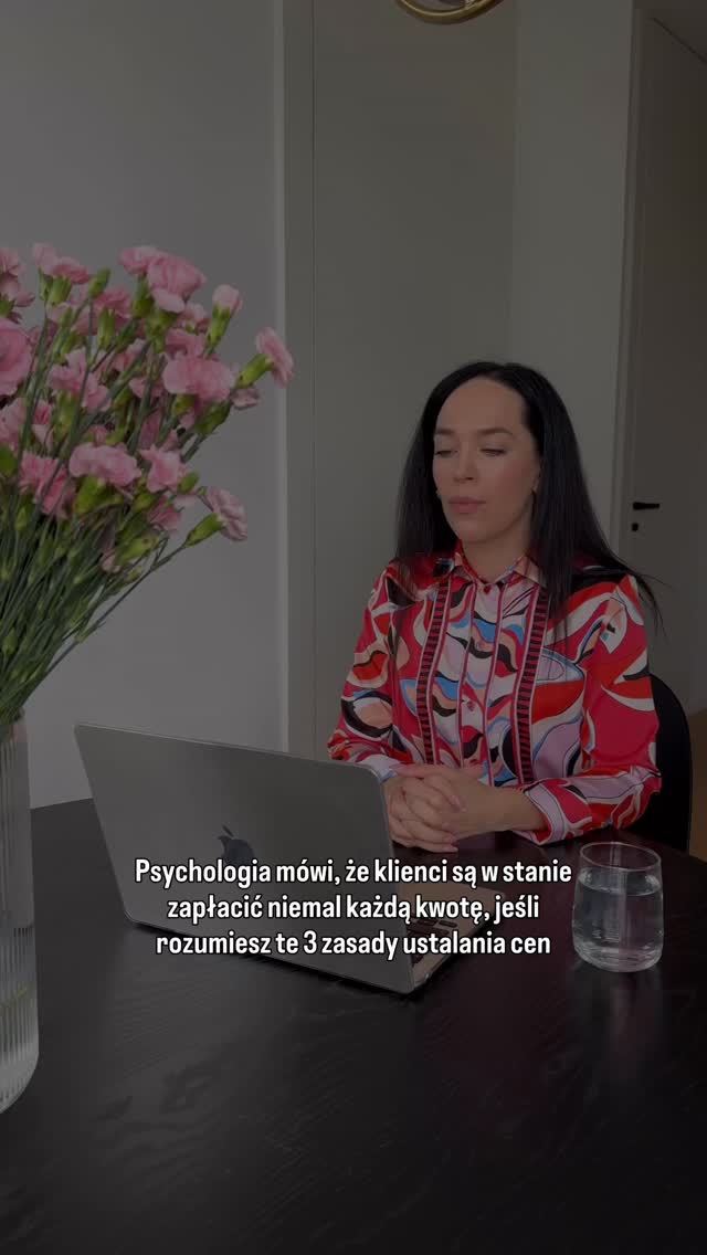 Zasada 1: Cena kotwiczy postrzeganą wartość

Ludzie często zakładają, że wyższa cena = wyższa jakość.

Gdy zaczynałam, mój program kosztował 4 900 zł, wiele osób zastanawiało się czy to się opłaca.

Kiedy podniosłam cenę do 28 000 zł, automatycznie uznali go za ofertę premium i przestali pytać.

Twoja cena komunikuje pozycjonowanie. Jeśli zaniżasz stawki, wysyłasz sygnał niskiej wartości.

Zasada 2: Ludzie kupują transformację, nie czas

Twoich klientów nie interesuje, ile będą mieć rozmów ani jak długo trwa program.
Interesuje ich efekt.

Nie sprzedaję „4 miesiące mentoringu”. 
Sprzedaję „konkretny system, który zwiększy Twoją sprzedaż w firmie”. 

Przestań wyceniać swój czas. Zacznij wyceniać wartość rezultatu.

Zasada 3: Niedostępność zwiększa postrzeganą wartość

Gdy coś jest dostępne dla każdego i zawsze, wydaje się mniej wartościowe.

Otwieram program tylko raz na kwartał. Limituję zapisy do 5 miejsc w edycji.

Niedostępność buduje pilność. Pilność uruchamia działanie.

Twoja cena to nie tylko liczba. 
To psychologiczny sygnał Twojej wartości, Twojego pozycjonowania i transformacji, którą dostarczasz.

Jeśli chcesz zarabiać więcej, zacznij od przekonania, że Twoja oferta jest warta więcej.

👉🏻 obserwuj @mariolahryszko 
👉🏻 obserwuj @mariolahryszko 
👉🏻 obserwuj @mariolahryszko 

#sprzedaż #psychologiasprzedaży #strategiasprzedaży #biznesonline #kobietawbiznesie