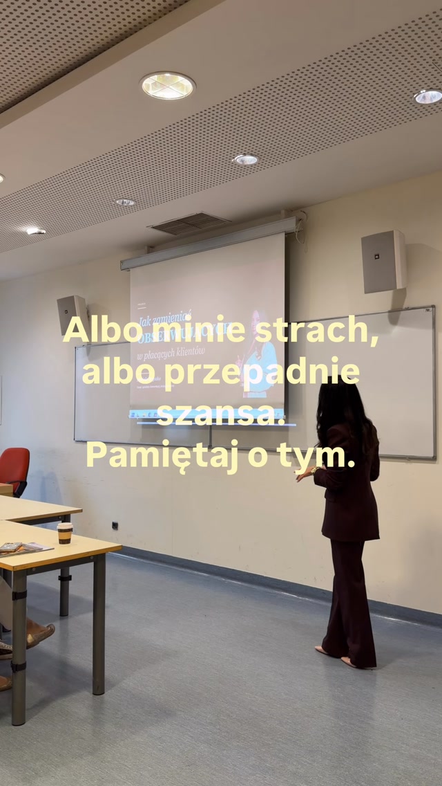 Pamiętaj, że bez względu na to, jak bardzo się teraz boisz, jak bardzo nie wiesz jeszcze, jak coś zrobić i ile masz obaw przed wykonaniem tego pierwszego kroku, strach będzie zawsze.

Możesz bać się napisać tego maila.
Poprosić kogoś o pomoc.
Wyjść z inicjatywą.
Zadzwonić do klienta, bo przecież może powiedzieć „nie”.
Zacząć sprzedawać.
Opublikować coś, co od dawna siedzi Ci w głowie.
Napisać do radia, telewizji czy podcastu, zamiast czekać, aż ktoś kiedyś sam Cię zauważy i zaprosi.

Możesz bać się podjąć trudną decyzję biznesową.
Możesz bać się zrobić coś, czego nigdy wcześniej nie robiłaś.

Ale strach nie oznacza, że masz się zatrzymać.

Bo bardzo często czekamy, aż będziemy bardziej gotowi.
Aż poczujemy się pewniej.
Aż przestaniemy się bać.

Tylko że ten moment może nigdy nie przyjść.

Dlatego moje podejście jest proste:

Bój się i rób ♥️

Bój się i wyślij tego maila.
Bój się i wykonaj telefon.
Bój się i pokaż swoją ofertę.
Bój się i zapytaj.
Bój się i zrób pierwszy ruch.

Nie czekaj, aż ktoś da Ci pozwolenie.
Nie czekaj, aż ktoś Cię zauważy.
Nie czekaj, aż poczujesz się w 100% gotowa.

Bo albo minie strach, albo przepadnie szansa.

I czasami jedyne, co dzieli Cię od czegoś naprawdę dużego, to jeden ruch, którego boisz się wykonać.

Nie odkładaj życia na później.
Nie odkładaj swoich pomysłów, ambicji i marzeń na „kiedyś”.

Okazje nie czekają.
Czekają na ludzi, którzy mimo strachu mają odwagę działać.

Zgadzasz się ze mną? 

Po więcej 
👉🏻obserwuj @mariolahryszko 
👉🏻obserwuj @mariolahryszko 
👉🏻obserwuj @mariolahryszko 

#kobietawbiznesie #motywacja #sprzedaż #biznesonline