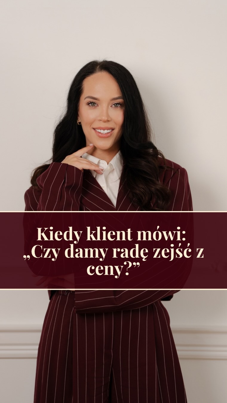 Kiedy klient mówi: „Czy damy radę zejść z ceny?”
❌ Nie mów, oczywiście, że tak.
❌ I nie, nie obniżaj ceny.

Twoim pierwszym odruchem może być:
„Dobra, to trochę obniżę, żeby tylko kupił…”

Ale to spowoduje, że:
• obniżysz swoją wartość,
• zarobisz mniej,
• stracisz szacunek.

A prawda jest taka, że większość ludzi, którzy proszą o rabat… i tak była już zdecydowana kupić, także po pełnej cenie.

Dlatego zamiast dawać zniżkę, zrób to👇🏻

Użyj psychologii:

1. Zaskocz ich pytaniem

Powiedz spokojnie:
👉🏻 „O ile chciałbyś/chciałabyś, żebym obniżyła cenę?”

To działa, bo klient poczuje, że rozmowa idzie gładko, jego napięcie spada, ponieważ ta prośba wydaje się wtedy bardzo łatwa do spełnienia.

I wtedy powie coś w stylu:
„No nie wiem… może o 10%?”

2. Okaż zrozumienie i odkryj prawdziwy powód, dla którego chcą obniżenia ceny

Powiedz:
👉🏻 „10%? Okej. Tylko żebym lepiej zrozumiała, chodzi Ci o to, że cała kwota jest dla Ciebie za wysoka czy może czegoś Ci brakuje?”

Tu klient zdradza prawdziwy powód:
„Chcę po prostu lepszą cenę”
albo
„Ta pełna kwota jest dla mnie nie do udźwignięcia”

3. Domknięcie sprzedaży, dopasowane do sytuacji

Jeśli klient chce “lepszej oferty”:

Powiedz:
👉🏻 „Szczerze? Cena X jest już najlepszą ofertą jaką mam. Ale jeśli zdecydujesz się na współpracę na 6 miesięcy, dorzucę bonus za stałą współpracę i mogę obniżyć całkowitą kwotę nawet o 15% bo to dla mnie duże zobowiązanie z Twojej strony”

To daje Ci możliwość:
• sprzedać po pierwotnej cenie, albo
• zdobyć klienta długoterminowego, który może przyprowadzić polecenia.

Jeśli klient martwi się wysoką jednorazową kwotą:

Powiedz:
👉🏻 „Rozumiem to i chcę, żebyś czuł/czuła się komfortowo z tą inwestycją dlatego mogę zaproponować Ci plan ratalny. Byłoby Ci łatwiej, gdybyś teraz zapłacił(a) 50%, a resztę później?”

I tu w obu przypadkach klient zwykle odpowiada „tak” 
… i transakcja zamknięta 😉

Obserwuj mnie po codzienne sprzedażowe wskazówki! 
👉🏻 @mariolahryszko 
�