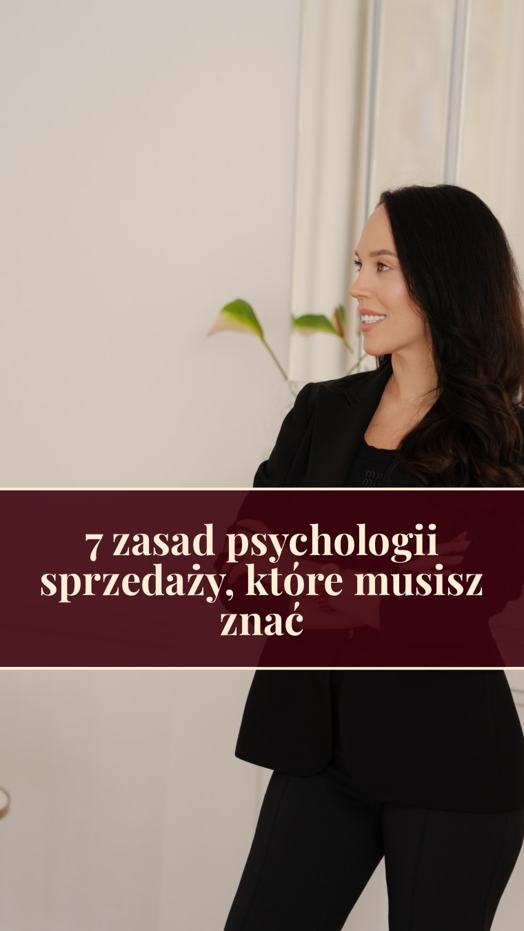 Jeśli chcesz być wybitnym sprzedawcą, nie wystarczy znać techniki sprzedaży…

Musisz rozumieć co dzieje się w głowie klienta. Oto 7 zasad psychologii sprzedaży, które musisz znać👇🏻

1. Im bardziej tłumaczysz cenę, tym bardziej ją osłabiasz.
Podaj cenę pewnie i przestań mówić. Nadmierne uzasadnianie często komunikuje klientowi, że sama nie jesteś przekonana, czy oferta jest jej warta.

2. Zamiast zwiększać wartość, najpierw zmniejsz ryzyko.
Klient może bardzo chcieć Twojego rozwiązania i nadal nie kupić, jeśli ryzyko wydaje mu się zbyt duże. Gwarancje, dowody, jasne zasady i konkretne oczekiwania często sprzedają lepiej niż kolejny bonus.

3. Nie próbuj tworzyć popytu tam, gdzie go nie ma.
Najłatwiej sprzedaje się nie wtedy, kiedy najlepiej przekonujesz, ale kiedy trafiasz z ofertą do ludzi, którzy już chcą rozwiązać dany problem.

4. „Rynek jest przesycony” bardzo często oznacza: komunikat jest zbyt generyczny.
Konkurencja nie musi być problemem. Problemem jest sytuacja, w której klient nie widzi dlaczego miałby wybrać właśnie Ciebie.

5. Konkret zwiększa wiarygodność.
„Pomagam zwiększyć sprzedaż” brzmi jak tysiąc innych ofert. Im bardziej konkretnie pokazujesz problem, mechanizm i rezultat, tym łatwiej klientowi uwierzyć, że naprawdę wiesz, o czym mówisz.

6. Najlepsze obiekcje rozbraja się zanim klient zdąży je wypowiedzieć.
Jeśli ciągle słyszysz „muszę się zastanowić”, „to za drogie” albo „nie wiem, czy to dla mnie”, nie czekaj na rozmowę sprzedażową. Odpowiadaj na te wątpliwości już w marketingu i samej ofercie.

7. Dobra oferta nie tylko zwiększa pragnienie. Ona usuwa powody, żeby powiedzieć „nie”.
Dowody, redukcja ryzyka, odpowiednia pilność, bonusy i jasne warunki powinny sprawić, że decyzja staje się dla klienta prostsza, nie bardziej skomplikowana.

Jeśli chcesz nauczyć się prowadzić rozmowy sprzedażowe tak, żeby naturalnie prowadziły klienta do decyzji 
👉🏻 obserwuj @mariolahryszko 
👉🏻 obserwuj @mariolahryszko 
👉🏻 obserwuj @mariolahryszko 

#sprzedaż #psychologiasprzedaży #kobietawbiznesie