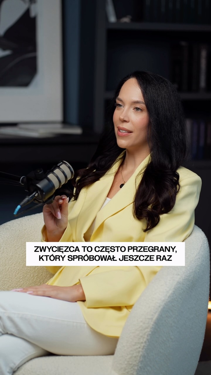 Wiele osób nie przegrywa dlatego, że nie były wystarczająco dobre.

Przegrywają dlatego, że odpuściły o jedną próbę za wcześnie.

I wiem, jak trudno jest próbować kolejny raz, kiedy wcześniej już kilka razy usłyszałaś „nie”.
Kiedy coś nie wyszło.
Kiedy po raz kolejny nie było efektu, na który liczyłaś.
Kiedy jesteś zmęczona i zaczynasz się zastanawiać, czy to wszystko w ogóle ma jeszcze sens.

Ale zmęczenie nie zawsze oznacza, że powinnaś zrezygnować.

Czasami oznacza tylko, że jesteś na początku drogi.

Sama wielokrotnie miałam momenty, w których myślałam:
„To nie ma sensu. To się po prostu nie uda”.

A później próbowałam jeszcze raz.

Inaczej.
Z innym podejściem.
Inną metodą.
Czasami pukając do innych drzwi.

I nagle okazywało się, że coś, co przez długi czas wydawało się niemożliwe, jednak było możliwe.

Dlatego pomyśl dzisiaj o jednej rzeczy, na której naprawdę Ci zależy.

O czymś, czego już próbowałaś, ale nie dostałaś jeszcze rezultatu, którego chciałaś.

I zadaj sobie jedno pytanie:

Gdybyś wiedziała, że kolejna próba może być tą, która wszystko zmieni - znalazłabyś w sobie siłę, żeby spróbować jeszcze raz?

Nie mówię: rób dokładnie to samo po raz jedenasty.

Sprawdź inną drogę.
Zmień strategię.
Poproś o pomoc.
Podejdź do tego lepiej przygotowana.

Ale nie rezygnuj z celu tylko dlatego, że pierwsza droga do niego okazała się zamknięta.

Jak nie drzwiami, to oknem.

A jeśli ktoś mówi Ci, że Twoja szansa już przepadła?

Ja w to nie wierzę.

Bardzo często jedna szansa się kończy tylko po to, żebyś zaczęła szukać następnej.

Więc jeśli naprawdę Ci na czymś zależy, spróbuj raz jeszcze.

Może właśnie tego jednego razu jeszcze brakuje.

Trzymam za Ciebie mocno kciuki ♥️

#kobietawbiznesie #rozwójosobisty #motywacja