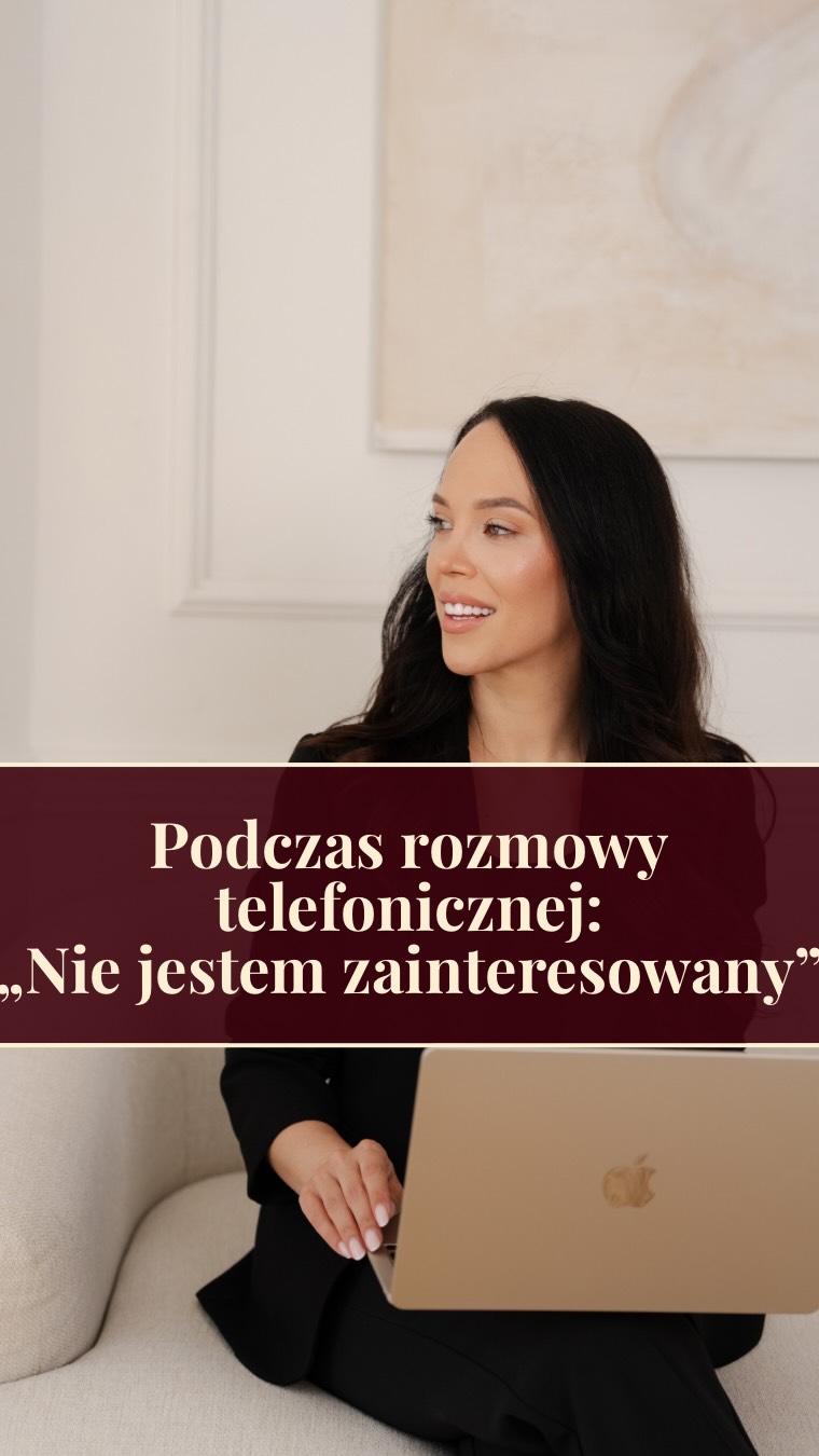 Jak zamienić „Nie jestem zainteresowany” w rozmowę, która może być warta 20 000zł+👇🏻

Większość sprzedawców słysząc „nie jestem zainteresowany”, zaczyna naciskać jeszcze mocniej. A to zazwyczaj tylko pogarsza sytuację.

„Nie jestem zainteresowany” bardzo często jest po prostu reakcją obronną. Potencjalny klient poczuł, że rozmowa zbyt szybko zaczęła przypominać sprzedaż.

Krok 1:

„Rozumiem. Tak naprawdę na tym etapie nawet nie wiem jeszcze czy jestem w stanie Ci pomóc. Powiedz mi, jak obecnie radzicie sobie z [konkretnym problemem klienta]?”

W tym momencie przestajesz sprzedawać i zaczynasz prowadzić rozmowę.

Bardzo często usłyszysz:

„Mamy już rozwiązanie w tym obszarze.”

Krok 2:

„Jasne, tego się spodziewałam. A na ile jesteście zadowoleni z rezultatów, które obecnie osiągacie?”

I właśnie wtedy przestajesz prowadzić prezentację sprzedażową, a zaczynasz prawdziwą rozmowę.

Jeśli klient odpowie:

„Jesteśmy bardzo zadowoleni”,

możesz powiedzieć:

Krok 3:

„Rozumiem. A gdyby istniała możliwość osiągnięcia jeszcze lepszych rezultatów na korzystniejszych warunkach czy byłbyś otwarty przynajmniej na krótką rozmowę?”

Cała różnica polega na tym, że zamiast próbować sprzedać, prosisz o zgodę na kontynuowanie rozmowy.

A dużo łatwiej uzyskać zgodę na rozmowę niż od razu zobowiązanie do zakupu.

A Ty? Co najczęściej odpowiadasz, kiedy potencjalny klient mówi: „Nie jestem zainteresowany”? 

#sprzedaż #psychologiasprzedaży #kobietawbiznesie #biznes