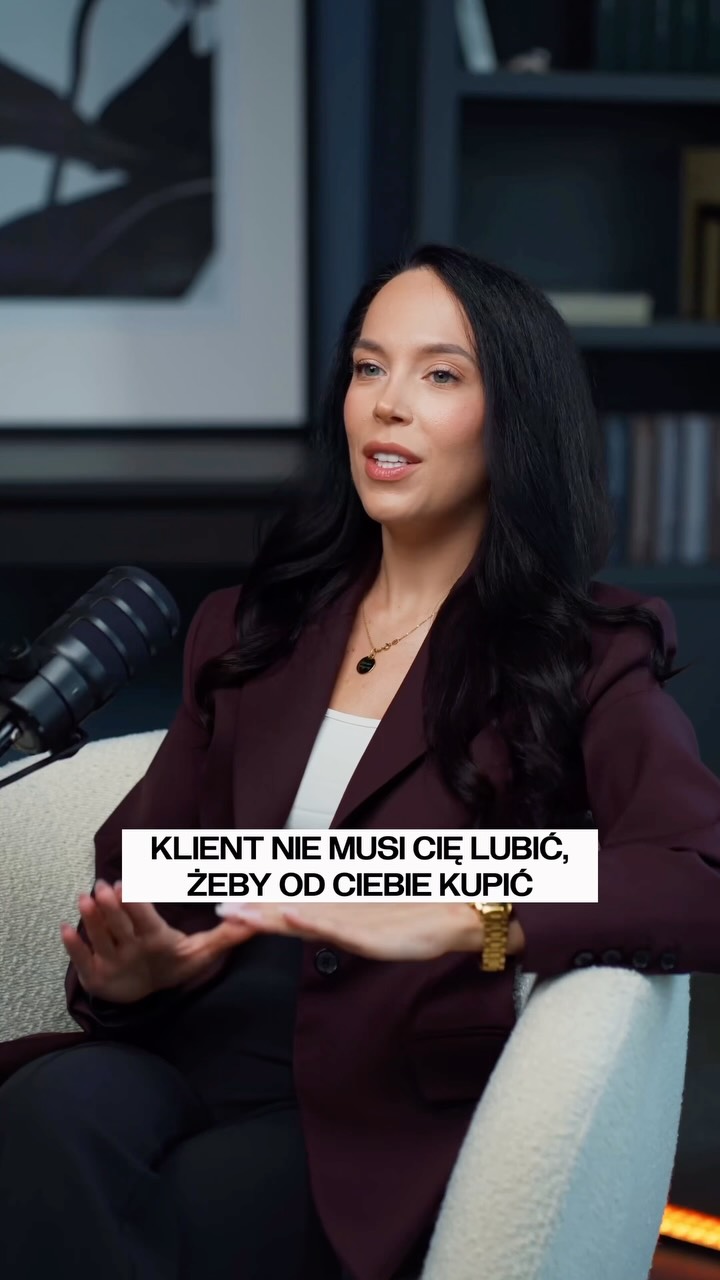 Klient nie musi Cię lubić, żeby od Ciebie kupić.

Musisz być osobą, której klient ufa na tyle, żeby podążyć za jej rekomendacją.

To ogromna różnica.

Ekspert nie boi się zadać niewygodnego pytania.
Nie przytakuje tylko po to, żeby utrzymać dobrą atmosferę.
Nie omija problemu, jeśli widzi, że właśnie tam leży sedno.

Potrafi powiedzieć:
„To, co robisz teraz, nie prowadzi Cię tam, gdzie chcesz dojść.”

I właśnie wtedy zaczynasz budować prawdziwy autorytet.

Bo klient nie potrzebuje kolejnej osoby, która powie mu to, co chce usłyszeć.
Potrzebuje kogoś, kto zobaczy więcej, nazwie problem i pokaże mu lepszą drogę.

Bądź empatyczna.
Bądź ludzka.
Ale nie rezygnuj ze swojej eksperckości tylko dlatego, że boisz się, że ktoś Cię nie polubi.

Nie sprzedawaj z potrzeby akceptacji.
Sprzedawaj z pozycji osoby, która wie, jaką wartość wnosi.

#sprzedaż #kobietawbiznesie #psychologiasprzedaży