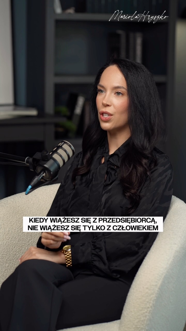 Kiedy wybierasz życie z przedsiębiorcą, wybierasz coś więcej niż tylko relację…

W pewnym sensie wybierasz również jego wizję.

Późne wieczory. Nieustanne rozwiązywanie problemów. Decyzje i ryzyko, które z perspektywy innych nie zawsze mają sens.

Bo przedsiębiorczość to nie tylko praca.
To sposób życia.

Pomysły nie wyłączają się po godzinach. Cele nie robią sobie przerwy.

Kiedy budujesz biznes i nieustannie się rozwijasz, ten sposób myślenia jest z Tobą praktycznie cały czas. I siłą rzeczy wpływa również na inne obszary życia.

Bycie z taką osobą oznacza wspieranie nie tylko jej samej, ale również jej ambicji, marzeń i tego, co każdego dnia buduje.

Bo ta wizja jest częścią tego, kim jest. A to wymaga cierpliwości, wzajemnego zrozumienia i wiary w to, dokąd razem zmierzacie 🤍

Pomyśl o tym…

Czy jesteś gotowa wspierać nie tylko człowieka, ale również wizję, którą nosi w sobie każdego dnia?

#przedsiebiorca #wlasnybiznes #biznes
