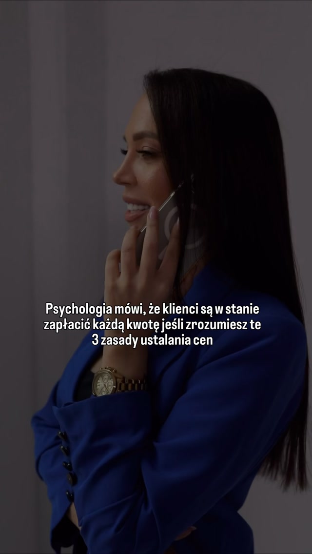 Zasada 1: Cena kotwiczy postrzeganą wartość
Ludzie często zakładają, że wyższa cena = wyższa jakość.
Gdy zaczynałam, mój program kosztował 4 900 zł, wiele osób zastanawiało się czy to się opłaca.
Kiedy podniosłam cenę do 28 000 zł, automatycznie uznali go za ofertę premium i przestali pytać.
Twoja cena komunikuje pozycjonowanie. Jeśli zaniżasz stawki, wysyłasz sygnał niskiej wartości.
Zasada 2: Ludzie kupują transformację, nie czas
Twoich klientów nie interesuje, ile będą mieć rozmów ani jak długo trwa program.
Interesuje ich efekt.
Nie sprzedaję „4 miesiące mentoringu”.
Sprzedaję „konkretny system, który zwiększy Twoją sprzedaż w firmie”.
Przestań wyceniać swój czas. Zacznij wyceniać wartość rezultatu.
Zasada 3: Niedostępność zwiększa postrzeganą wartość
Gdy coś jest dostępne dla każdego i zawsze, wydaje się mniej wartościowe.
Otwieram program tylko raz na kwartał. Limituję zapisy do 5 miejsc w edycji.
Niedostępność buduje pilność. Pilność uruchamia działanie.
Twoja cena to nie tylko liczba.
To psychologiczny sygnał Twojej wartości, Twojego pozycjonowania i transformacji, którą dostarczasz.
Jeśli chcesz zarabiać więcej, zacznij od przekonania, że Twoja oferta jest warta więcej.
👉🏻 obserwuj @mariolahryszko
👉🏻 obserwuj @mariolahryszko
👉🏻 obserwuj @mariolahryszko
#sprzedaż #psychologiasprzedaży #strategiasprzedaży #biznesonline #kobietawbiznesie