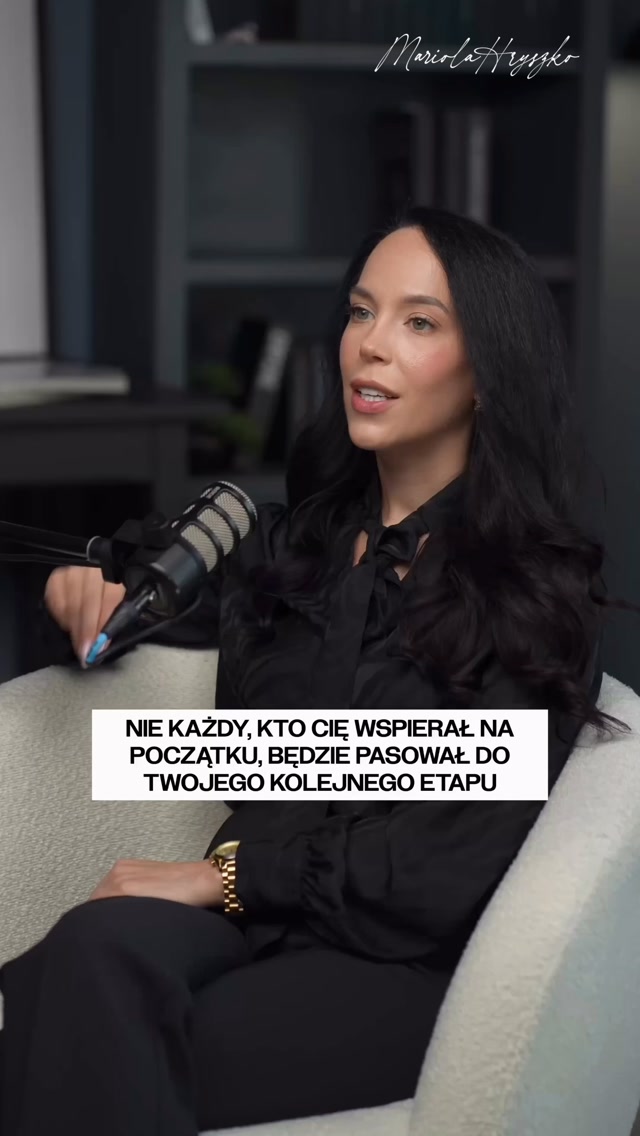 Nie każdy, kto był z Tobą na początku drogi, będzie towarzyszył Ci na jej kolejnych etapach. I choć trudno się z tym pogodzić, czasami właśnie tak wygląda życie...
Dotyczy to zarówno biznesu, jak i życia prywatnego.
Czasami są to przyjaciele, z którymi kiedyś nie wyobrażaliśmy sobie stracić kontaktu. Innym razem wspólnicy, współpracownicy, partnerzy czy osoby, które przez lata były dla nas ogromnym wsparciem.
A później przychodzi moment, w którym uświadamiamy sobie, że nie jesteśmy już tymi samymi ludźmi.
Mamy inne cele, ambicje, wartości i oczekiwania. To, co kiedyś nas łączyło, dziś niekoniecznie musi być wystarczające, żeby nadal podążać w tym samym kierunku.
I wiesz co? To nie musi oznaczać, że ktoś zawiódł albo że wspólna historia straciła znaczenie.
Możesz być wdzięczna za to, co ktoś wniósł do Twojego życia, i jednocześnie wiedzieć, że nie jest już właściwą osobą na jego kolejny etap.
Wiem, że łatwo powiedzieć „idź dalej”, szczególnie kiedy za relacją stoją lata wspomnień, wspólnych sukcesów, trudnych momentów i wzajemnego wsparcia.
Ale z czasem zaczynamy rozumieć, jak ogromne znaczenie ma to, kim się otaczamy.
Ludzie, których dopuszczamy do swojego życia, mają wpływ na nasze decyzje, sposób myślenia, odwagę do działania, a czasami nawet na to, jak daleko pozwalamy sobie sięgać.
Dlatego warto świadomie budować relacje z osobami, z którymi dzielimy wartości, które wspierają nasze ambicje, potrafią cieszyć się z naszych sukcesów i przy których możemy się rozwijać.
Nie chodzi o otaczanie się wyłącznie ludźmi, którzy zawsze się z nami zgadzają. Wręcz przeciwnie. Chodzi o takich, którzy potrafią nas również konstruktywnie zakwestionować i pomóc nam stawać się lepszymi.
Bo nie każda osoba z naszej przeszłości musi mieć miejsce w naszej przyszłości.
A zakończenie pewnych relacji nie zawsze oznacza stratę. Czasami oznacza po prostu, że nasze drogi zaczęły prowadzić w różnych kierunkach.
Jestem ciekawa, czy też miałaś taki moment w swoim życiu lub biznesie kiedy zrozumiałaś, że z kimś, kto kiedyś był Ci