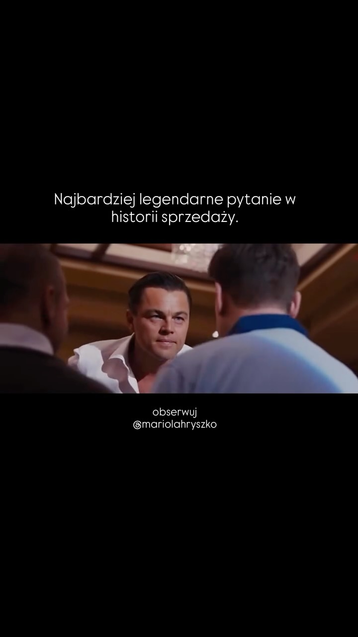 Słynna scena „Sprzedaj mi ten długopis” z filmu Wilk z Wall Street, gdzie Leonardo DiCaprio jako Jordan Belfort sprawdza ludzi krótkim ćwiczeniem: mają sprzedać mu długopis i tym samym pokazać realne kompetencje sprzedażowe.
Lekcja sprzedaży👇🏻
To klasyczny test rekrutacyjny / sprzedażowy: „Sprzedaj mi ten długopis.”
Najczęstszy błąd
Większość osób zaczyna od opowiadania o produkcie:
„świetny”, „dla profesjonalistów”, „wysoka jakość” czyli… same cechy, bez powodu żeby kupić.
Właściwe podejście
Najlepsi sprzedawcy nie „sprzedają długopisu”.
Najpierw diagnozują sytuację, pytają o potrzeby i dopiero potem budują wartość tak, by decyzja zakupowa była logiczną konsekwencją rozmowy, a nie presją.
Przykładowe pytanie:
„Kiedy ostatnio musiałeś coś pilnie zapisać, a nie miałeś przy sobie długopisu?”
Sprzedaż nie polega na zachwalaniu produktu.
Sprzedaż polega na trafnym rozpoznaniu potrzeby i rozwiązaniu konkretnego problemu.
Chcesz lepiej sprzedawać?
👉🏻 obserwuj @mariolahryszko
👉🏻 obserwuj @mariolahryszko
👉🏻 obserwuj @mariolahryszko
Sprzedaż • psychologia sprzedaży • strategia sprzedaży • techniki sprzedażowe • biznes online • kobieta w biznesie • motywacja • rozwój osobisty