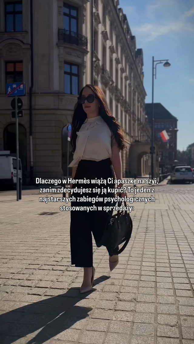 Warto wykorzystać to w swoim biznesie👇🏻

Będąc w butiku Hermès jeszcze nawet nie powiedziałam, że chcę tę apaszkę, a doradczyni już wiązała mi ją na szyi…

Dokończyła wiązanie, obróciła mnie w stronę lustra i powiedziała:

„Nikt nie zakochuje się w apaszce leżącej w pudełku. Kiedy już masz ją na sobie, nie zastanawiasz się, czy ją kupić. Zastanawiasz się, czy chcesz ją zdjąć”.

Zatrzymaj się na chwilę przy tych słowach. 

Psychologowie nazywają to efektem posiadania. Kiedy trzymamy coś w dłoniach lub mamy to na sobie, możemy zacząć odczuwać, że już do nas należy i przypisywać temu większą wartość.

Badania pokazują, że nawet samo dotknięcie przedmiotu może zwiększyć kwotę, którą jesteśmy skłonni za niego zapłacić.

A teraz przyjrzyj się temu, jak sprzedaje wielu ekspertów.

Proszą klientów, żeby zapłacili za efekt, którego ci jeszcze nie mieli okazji doświadczyć.

❌ Cennik wysłany w wiadomości prywatnej
❌ Oferta za 30 tysięcy złotych, której wartość klient zna wyłącznie z opisu
❌ „Daj znać, jeśli Cię to zainteresuje”

Problemem nie zawsze jest cena. Czasem klient po prostu nie miał okazji „przymierzyć” Twojej oferty.

Po 17 latach w sprzedaży i wielu historiach sukcesu moich klientów podpowiem Ci jak dać klientowi poczuć wartość współpracy, zanim podejmie decyzję:

1️⃣ Rozwiąż niewielką część jego problemu już podczas rozmowy. Naprawdę niewielką. Pomóż mu zrozumieć jeden błąd albo wskaż konkretny krok, który może zrobić.

2️⃣ Pomóż mu wyobrazić sobie jak może wyglądać jego życie za 90 dni. Niech opisze tę zmianę własnymi słowami. Co będzie robić inaczej? Co stanie się łatwiejsze?

3️⃣ Zanim podasz cenę, przedstaw rekomendację. Powiedz: „Na podstawie tego co wspólnie ustaliliśmy, właśnie takie rozwiązanie Ci rekomenduję, bo … [wstaw dowolne] np. pomoże Ci uporządkować rozmowy z klientami i zrozumieć, na którym etapie tracisz sprzedaż”.

Kiedy klient najpierw doświadczy wartości Twojej pracy, cena przestaje być jedyną rzeczą, na podstawie której ocenia Twoją ofertę :) 

Obserwuj @mariolahryszko 
Po więcej treści o sprzedaży i rozwijaniu biznesu.

#sprzedaż #psychologiasprzedaży #kobietawbiznesie